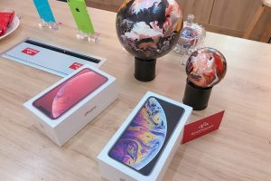 “Đập hộp” iPhone Xr màu đỏ đầu tiên tại Hà Nội