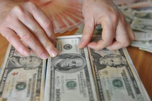 Đổi 100 USD xử phạt 90 triệu: Bất cập quản lý giao dịch ngoại tệ