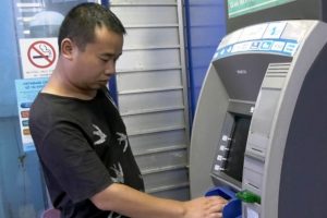 Bắt giữ đối tượng người nước ngoài mang thẻ ATM giả sang Lào Cai rút tiền