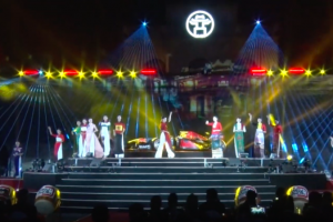 ‘Bữa tiệc’ ánh sáng chào đón siêu xe đua F1 tại Hà Nội