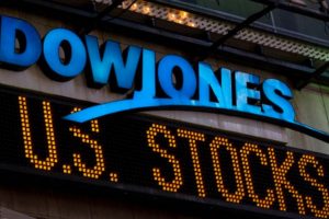 Dow Jones tăng hơn 900 điểm nhờ “sự nhẹ nhàng bất ngờ” của Trump