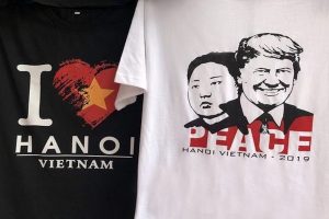 Một phút nghĩ ra ý tưởng, ngày bán 400 áo hình Tổng thống Trump và Chủ tịch Kim