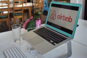 Cho thuê nhà qua Airbnb: Quản hay không quản?