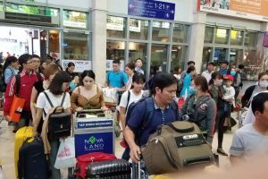 Sân bay Tân Sơn Nhất ‘nêm cứng’ người, lập kỉ lục 900 chuyến bay/ngày