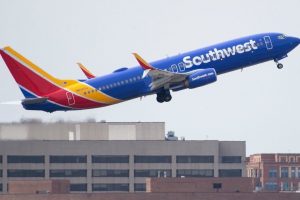 Lỗi động cơ khiến Boeing 737 Max hạ cánh khẩn cấp tại Mỹ, cổ phiếu Boeing “bốc hơi” 3,1%