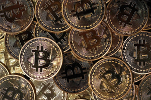 Giá tiền ảo hôm nay (10/8): Vì sao giá vàng và Bitcoin ‘tăng điên cuồng’?
