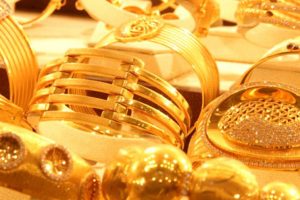Giá vàng vọt tăng, vàng SJC áp sát mốc 43 triệu đồng/lượng