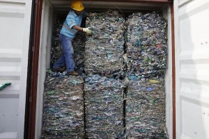 Indonesia ‘trả ngược’ gần 550 container rác thải nhựa về các nước phát triển