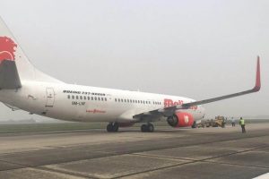 Máy bay chở 91 người nổ lốp ở sân bay Nội Bài
