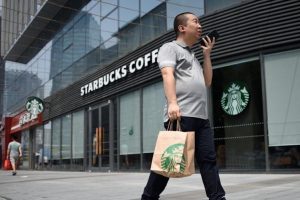 Doanh số của Starbucks tại Trung Quốc giảm 50% vì virus corona