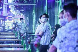 Xuất hiện 2 ca mắc Covid-19, Hà Nội yêu cầu dừng hoạt động quán bar, lễ hội… từ tối 29/7