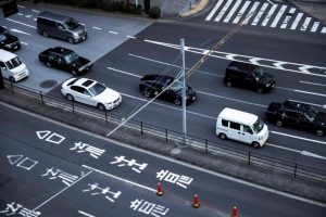 Nhật Bản đặt mục tiêu loại bỏ xe chạy xăng vào 2030, thúc đẩy “tăng trưởng xanh”
