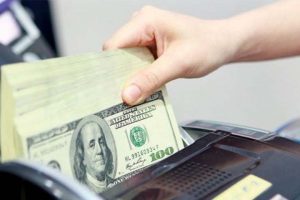 Chuyên gia: NHNN mua ròng ngoại tệ nhằm phục vụ thanh toán nội địa, không ‘thao túng tiền tệ’