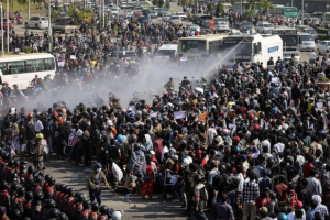 Myanmar: Hàng chục nghìn người biểu tình, cảnh sát dùng vòi rồng trấn áp