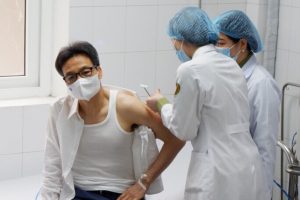 Phó thủ tướng Vũ Đức Đam tiêm thử vaccine Covid-19 ‘made in Vietnam’