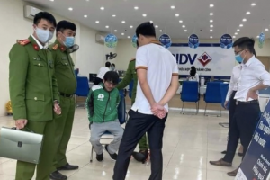 Hà Nội: Mặc đồng phục Grab, cầm súng, ‘mìn’ tự chế cướp ngân hàng BIDV