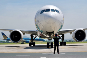 Báo động tình trạng phi công chạy quá tốc độ, lái máy bay ‘đè vạch’ tại sân bay Nội Bài