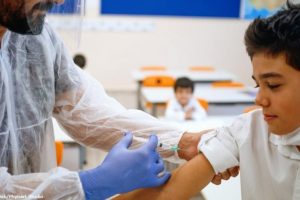 FDA cấp phép sử dụng vắc xin Pfizer-BioNTech cho trẻ em từ 12 – 15 tuổi