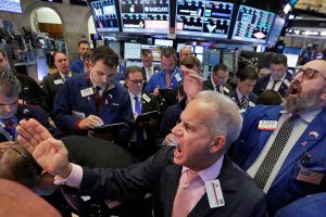 Dow Jones xác lập đỉnh mới, FED công bố lộ trình hạ lãi suất