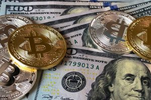IMF cảnh báo rủi ro tiềm ẩn, giá Bitcoin lao dốc