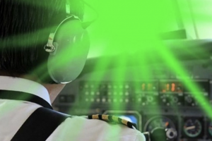 Báo động tình trạng chiếu laser vào buồng lái máy bay