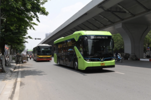 Xe buýt điện của Vingroup bất ngờ lăn bánh trong nội đô Hà Nội
