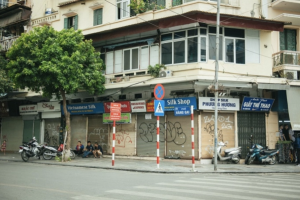 Hà Nội: Nhà mặt phố hạ giá 50% vẫn ‘đỏ mắt’ tìm khách thuê