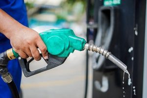 Giá xăng tăng khiến doanh nghiệp vận tải, người tiêu dùng ‘điêu đứng’