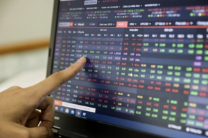 VN-Index đi ngang, cổ phiếu bảo hiểm ‘bốc đầu’