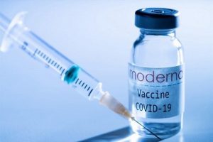 Bộ trưởng Y tế Nhật Bản: “Có khả năng kim tiêm là nguyên do khiến vaccine Moderna nhiễm tạp chất”