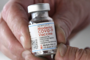 Nhật Bản: 7 địa phương phát hiện chất lạ trong vaccine Moderna