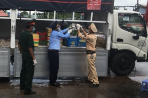 Tiền Giang: Phát hiện thuốc lá lậu được ngụy trang với hàng nông sản vận chuyển trên xe ‘luồng xanh’