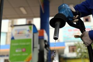 Làm cách nào để giảm giá xăng dầu?