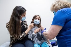 Giới chức y tế nhiều nước gợi ý tiêm một mũi vaccine phòng COVID-19 cho trẻ trên 12 tuổi