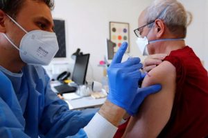 EU cấp phép tiêm mũi vaccine thứ 4 cho người từ 80 tuổi trở lên