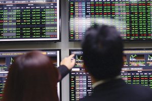 VN-Index rơi 16 điểm, cổ phiếu chứng khoán tiếp tục bị bán tháo