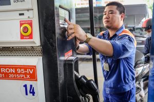 Giá xăng dầu giảm hơn 400 đồng/lít sau 7 lần tăng liên tiếp
