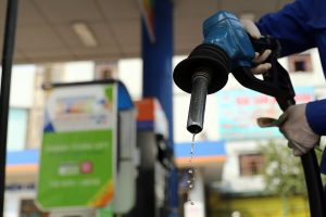 Bộ Tài chính đề xuất giảm thuế nhập khẩu ưu đãi nhằm “chặn đà tăng” giá xăng dầu