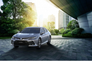 VinFast Lux A2.0 toả sáng lần cuối, Toyota Camry sắp trở lại thống trị ‘sân chơi’