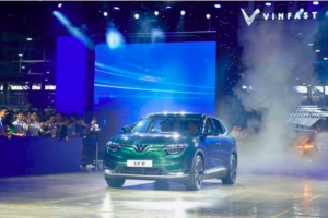 VinFast bàn giao 100 ô tô điện VF 8 đầu tiên cho khách hàng