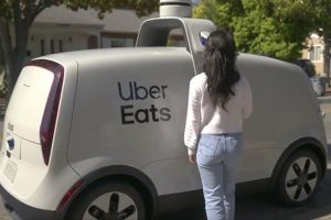 Uber thử nghiệm dịch vụ giao hàng tự động tại Mỹ