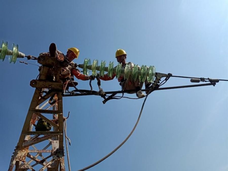 Công nhân Đội QLVHLĐ Cao thế PC Quảng Ninh xử lý khiếm khuyết trên đường dây 110 kV