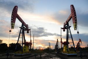 Giá dầu leo thang do dự đoán nguồn cung thắt chặt trước các lệnh trừng phạt nhằm vào Nga
