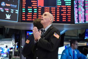 Dow Jones tăng 150 điểm, Nasdaq và S&P 500 chạy lùi trong ngày ‘Thứ Sáu đen tối’