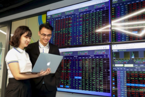 VN-Index lấy lại mốc đầu tuần, cổ phiếu chứng khoán ‘bốc đầu’