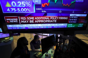 Chứng khoán Mỹ ‘trượt dốc’ do Fed nâng lãi suất, Dow Jones mất hơn 500 điểm
