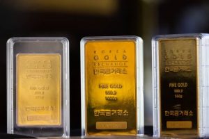 Giá vàng tiếp tục dao động quanh mức 2.000 USD