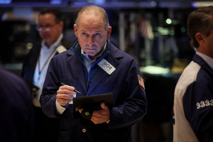 Cú sốc trên Phố Wall: Dow Jones giảm hơn 300 điểm