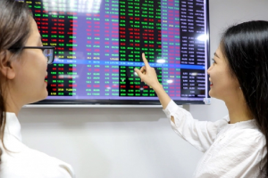 Cổ phiếu tài chính diễn biến tích cực, VN-Index lấy lại mốc 1.220 điểm