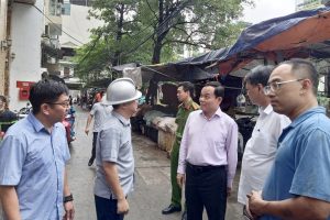 Phó Thủ tướng Trần Lưu Quang đến hiện trường chỉ đạo khắc phục hậu quả vụ cháy chung cư mini ở Khương Đình
